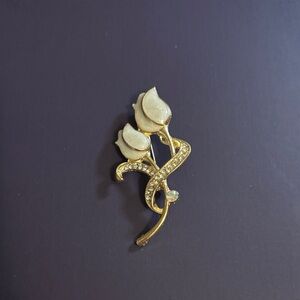 Elegant Gold and Cream Floral Brooch